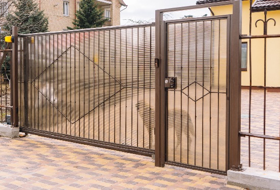 Купить ворота из профлиста с элементами ковки, с металлическими столбами в рамке или под дерево в Полысаево от 157455 руб